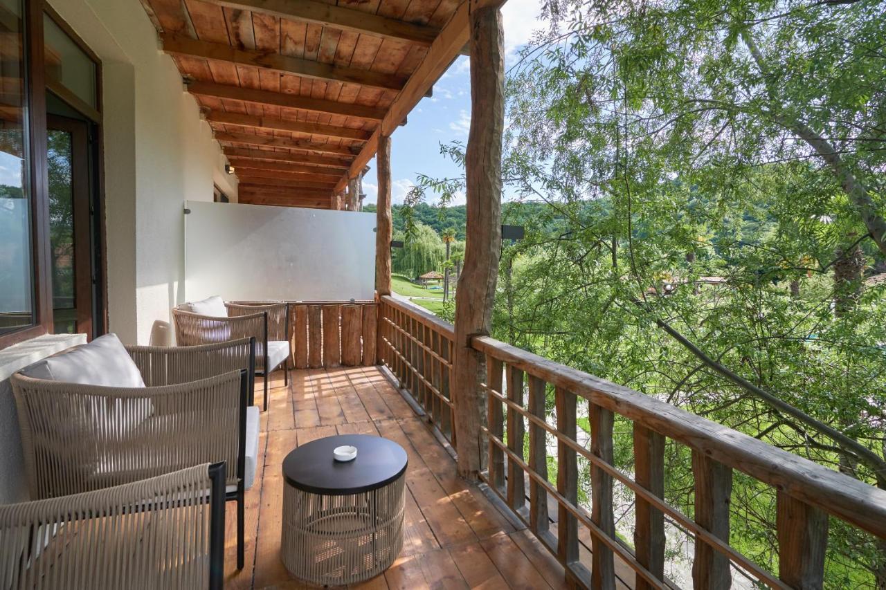 Lopota Lake Resort & Spa Napareuli Extérieur photo A balcony