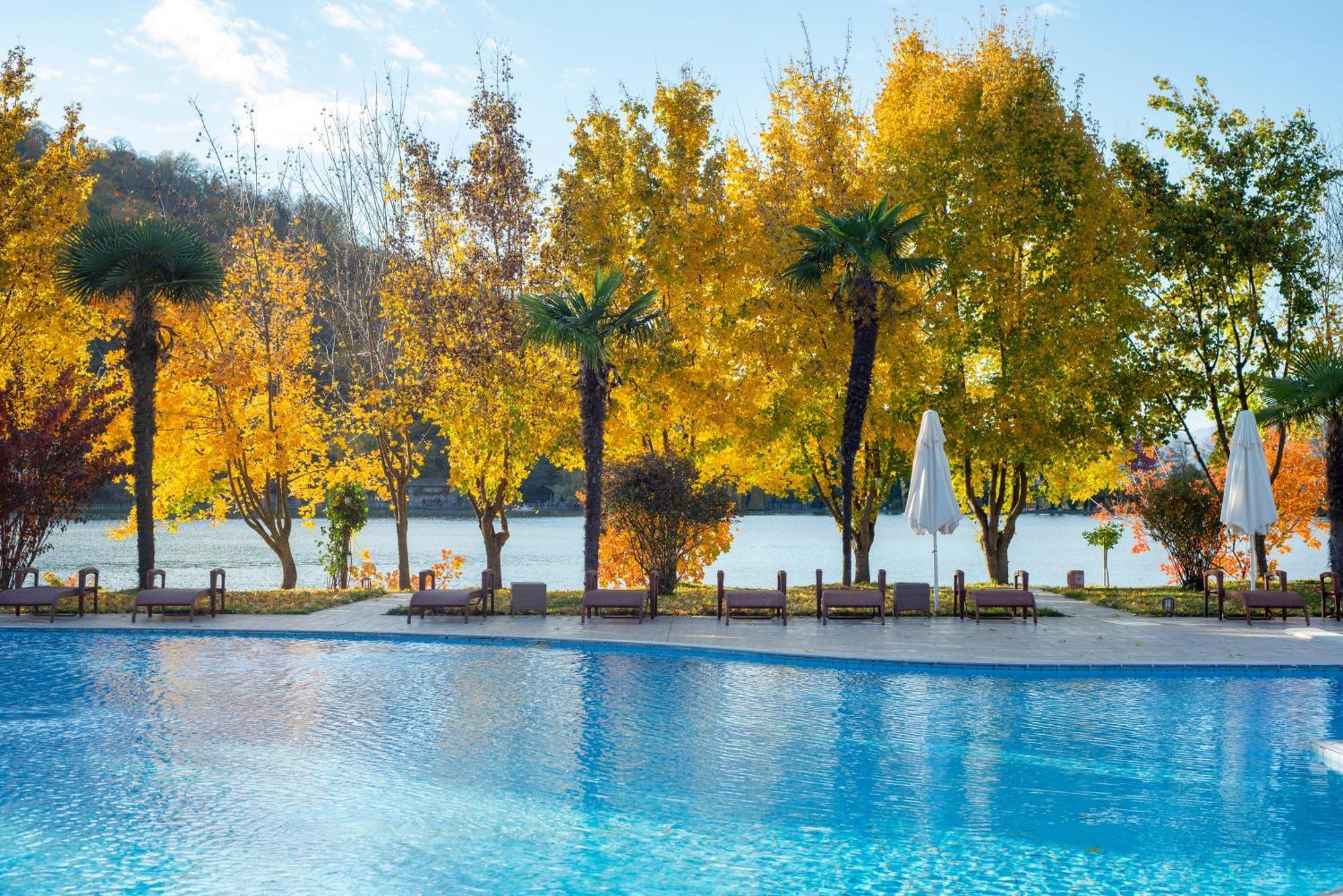 Lopota Lake Resort & Spa Napareuli Extérieur photo The pool at the Four Seasons Hotel